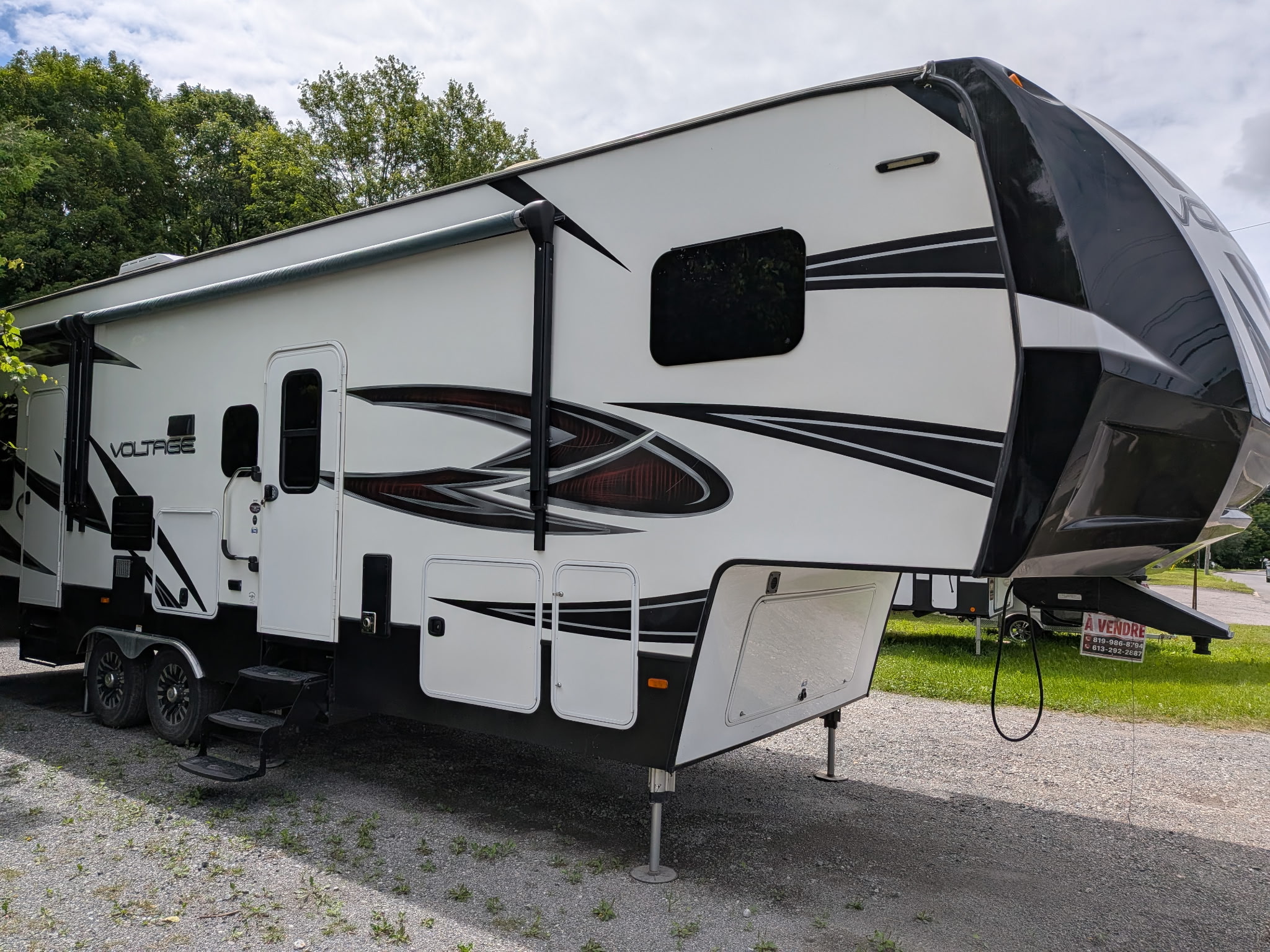 2017 Dutchmen Voltage Toy Hauler 35',  Garage de 10pied  (59,995.00$)